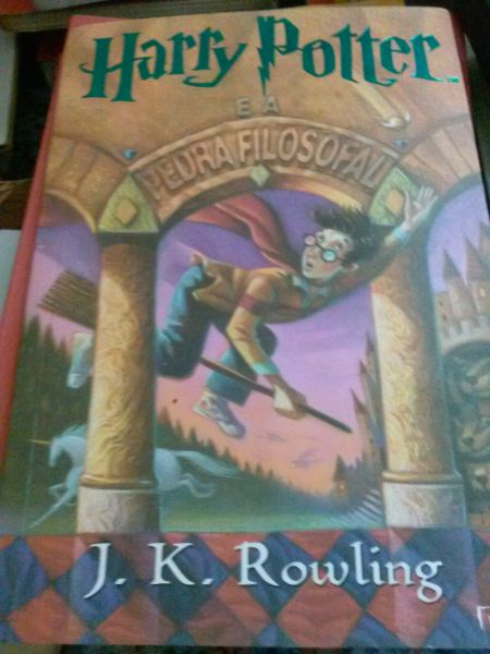 Harry Potter e a pedra filosofal. J. K. Rowling